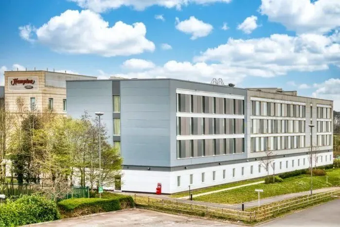 Mehrgeschossiges Hotelgebäude in Modulbauweise mit Grünanlage