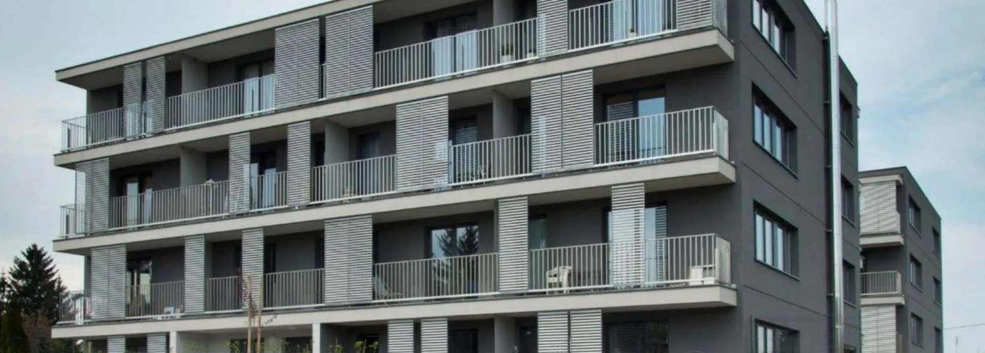 Mehrgeschossiges Wohngebäude mit Balkonreihen